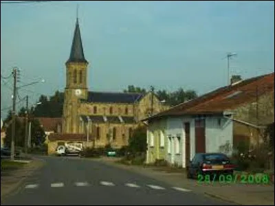 Nous sommes dans le Grand-Est, à Fléville-Lixières. Commune de l'aire d'attraction de Val de Briey, elle se situe dans le département ...