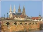 Sur les bords de l'Allier on prend plaisir  flaner dans les quartiers des mariniers et dans la cit ancienne. Ville ouverte sur le Bocage et la Sologne bourbonnaise.