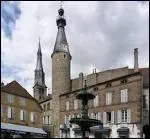 Cette ville commerante des bords de la Sioule, connue des amateurs de vins d'Auvergne, est recherche par les pcheurs de truites et les randonneurs.