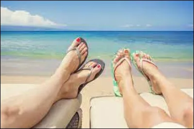 Quel accessoire féminin figure dans une expression pour exprimer l'idée qu'on ne fait rien, qu'on se prélasse au soleil ?