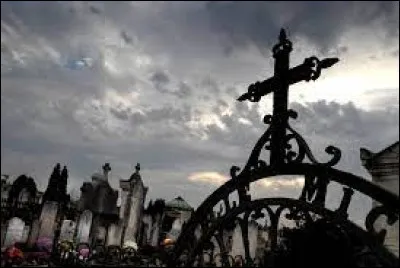 À combien de pieds sous terre se trouve une personne morte et enterrée ?