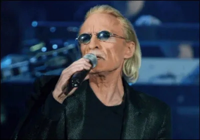 En 2008, il chante "Je regarde le ciel, les mains tendues vers toi, mon Dieu si elle t'appelle..."