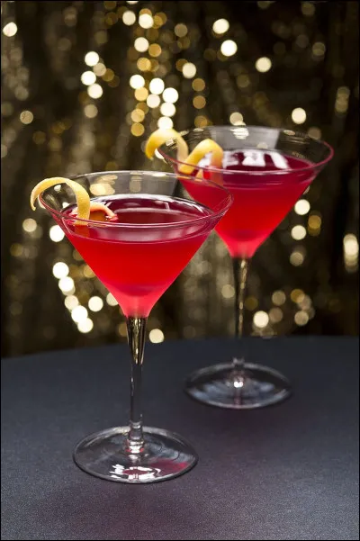 Le cosmopolitan ! Pour réaliser ce cocktail de couleur rose, il faut les ingrédients suivants : vodka, triple sec, citron vert et...