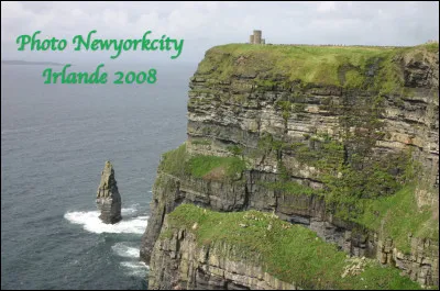 Quel est cet ensemble en M, des falaises situées en Irlande qui s'élèvent à 214 m au-dessus de l'océan Atlantique sur une longueur de 8 km ?
