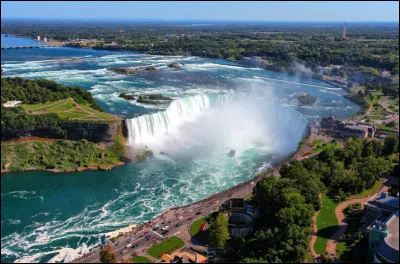 Quelles sont ces chutes en N hautes de 57 mètres qui servent de frontière entre les États-Unis et le Canada ?