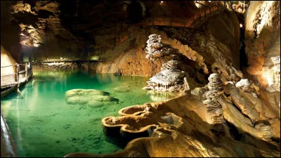 Quelle est cette cavité naturelle en P, située dans le département du Lot, un gouffre au fond duquel coule une rivière sur 55 km ?