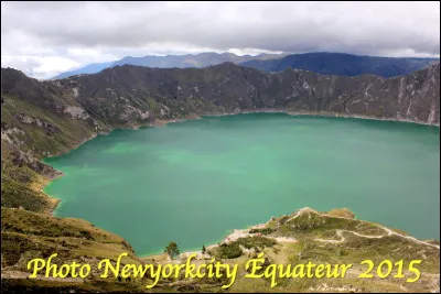 Quel est ce volcan en Q, situé en Équateur, il culmine à 3 914 d'altitude et comporte un lac aux eaux turquoises ?