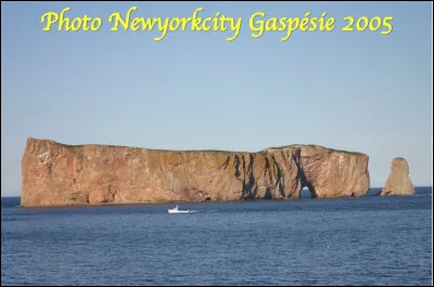 Quel est cet îlot rocheux en R avec une arche naturelle et spectaculaire, il est situé dans le golfe du fleuve Saint-Laurent en Gaspésie au Québec ?