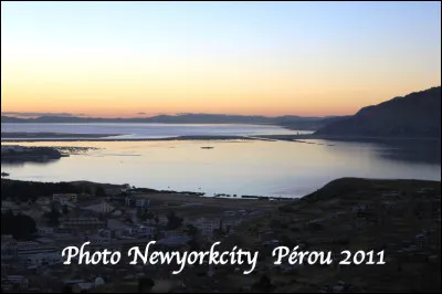 Quel est ce lac navigable en T, le plus haut du monde culminant à 3 914 m et qui sert de frontière entre le Pérou et la Bolivie ?