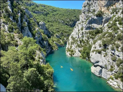 Quel est ce canyon en V, situé en Provence, il est constitué d'un ensemble de gorges creusées par une rivière du même nom ?