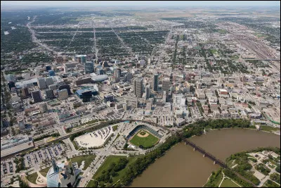 Quelle est cette ville en W, capitale de la province du Manitoba au canada ?