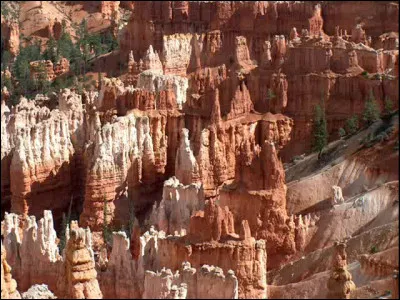 Quelle est cette formation géologique en B, composée de roches calcaires coniques et colorées qui se situe dans l'Utah aux États-Unis ?