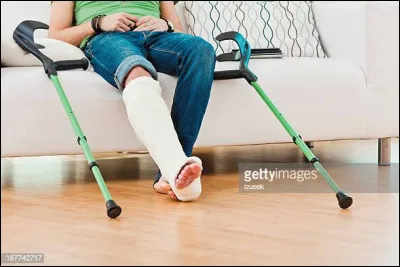 Un ami s'est cassé la jambe, et il est immobilisé pour trois semaines...
Que fais-tu ?