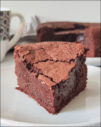 Il ne reste plus qu'une part de gâteau, et vous êtes quatre à table
Que dis-tu ?