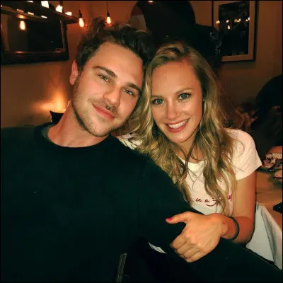 Dans quelles conditions Jack et Maya annoncent-ils leur relation aux autres ?