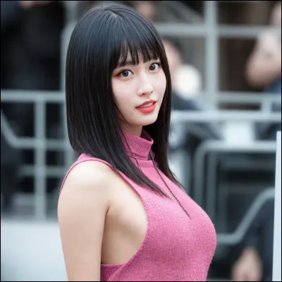 Grâce à qui Momo décide-t-elle de devenir chanteuse ?