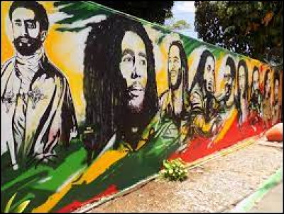 Durant quelle décennie le mouvement rastafari est-il apparu en Jamaïque ?