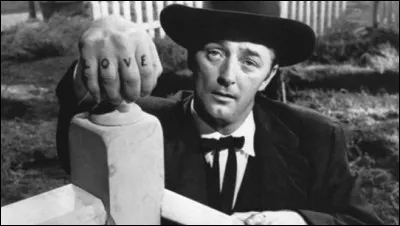 Dans quel film Robert Mitchum interprète-t-il un prédicateur misogyne féru de couteaux à cran d'arrêt ?