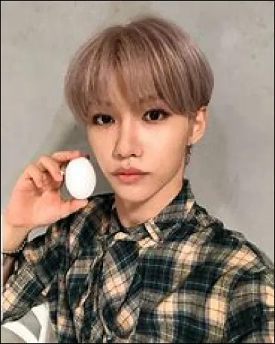 Quelle est l'arme de Felix dans le MV ?