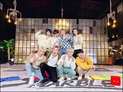 Qui remet bien ses lunettes lorsqu'ils sont assis à table ?