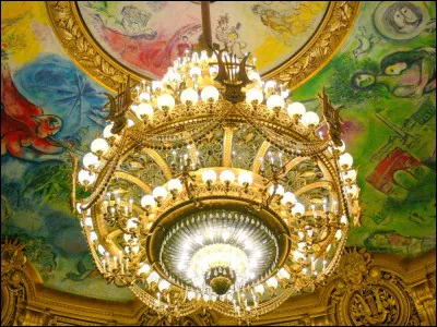 Combien pèse l'immense lustre de cristal de l'opéra Garnier ?
