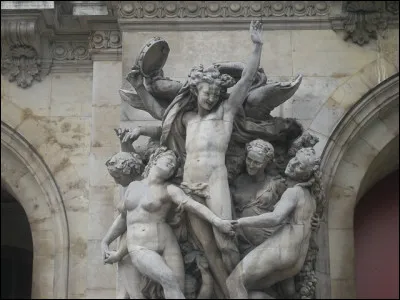 Que représente ce groupe sculpté par Jean-Baptiste Carpeaux et exposé sur l'une des façades ?