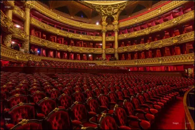 De combien de places assises est composée la salle de spectacle ?