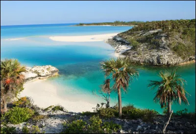 Dans quel océan est situé l'archipel des Bahamas ?