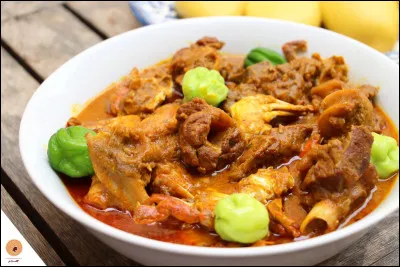 Où peut-on déguster la sauce graine, préparée à partir de la pulpe du fruit du palmier à huile et accompagnant la viande ou le poisson ?