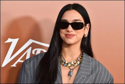 Et terminons avec une question plus dure. Que signifie son pr&eacute;nom "Dua" en fran&ccedil;ais ?