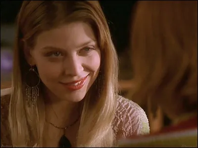 Tara est la petite amie de...