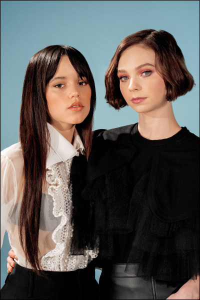 Cette photo la représente avec...