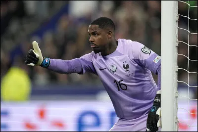 Qui est ce gardien de but, nouveau numéro un de l'équipe de France après le départ d'Hugo Lloris ?