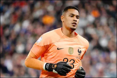 Qui est ce gardien de but, troisième puis deuxième gardien de l'équipe de France depuis 2018 ?