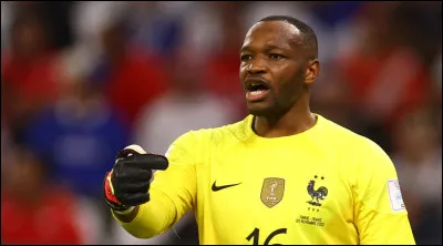 Qui est ce gardien de but, remplaçant de Hugo Lloris lors des Coupes du monde 2018 et 2022 ?