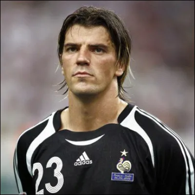 Qui est ce gardien de but, remplaçant puis titulaire en équipe de France de 2001 à 2008 ?