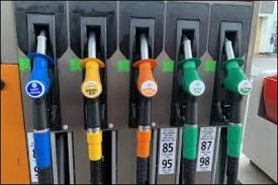 L'E10, anciennement SP95-E10 (contenant environ 10 % d'agroéthanol), est un type de carburant avec du plomb distribué dans l'Union européenne ?