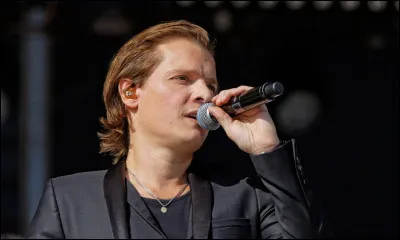 Complétez les paroles de cette chanson de Bénabar intitulée "L'Effet papillon" : "Il n'y a que l'ours blanc qui s'étonne que sa banquise fonde / Ça ne surprend plus personne, de notre côté du monde / Quand le ... s'enrhume, ce sont les ouvriers qui toussent / C'est très loin la couche d'ozone, mais c'est d'ici qu'on la perce".