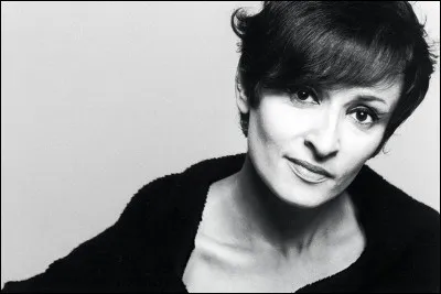 Complétez les paroles de cette chanson de Barbara nommée "Le Soleil noir" : "Je ne ramène rien, je reviens solitaire / Du bout de ce voyage au-delà des ... / Est-il un coin de terre où rien ne se déchire / Et que faut-il donc faire, pouvez-vous me le dire".