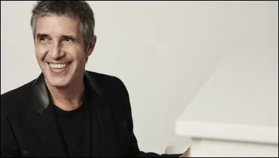 Complétez les paroles de cette chanson de Julien Clerc nommée "Si on chantait" : "Fleur sans colline / Pleur en cuisine / ... sans fard / Fleur de brouillard".