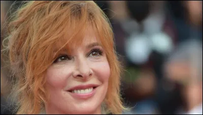 Complétez les paroles de cette chanson de Mylène Farmer appelée "À l'ombre" : "Que rien ni personne ne sache / Quand la nuit ... / Las de cette vie trop brève / On devient l'ombre de soi-même".