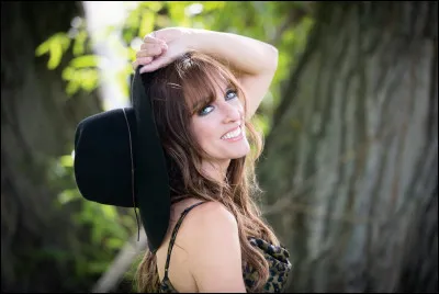 Complétez les paroles de cette chanson de Lynda Lemay appelée "La Visite" : "J'veux pas de visite / Je veux qu'on me traite de ... / Et que ça se dise dans le voisinage / J'veux qu'on m'évite".