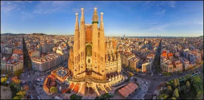 Quel architecte a conçu la "Sagrada Familia", basilique emblématique de Barcelone ?