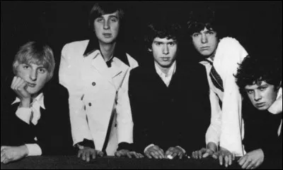 De quel instrument de musique Phil Collins jouait-il au sein du groupe "Genesis" ?