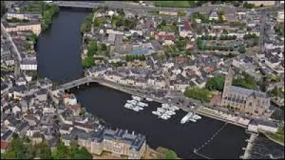 Cette ville de 12 000 habitants, située dans l'ancienne province du Maine, entre le Mans et Angers, c'est Sablé sur ...