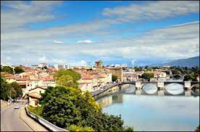Cette ville du département de la Drôme, située au nord de Valence et peuplée de 32 000 habitants, c'est Romans sur ...
