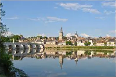 Cette petite ville de 4600 habitants du département de la Nièvre, c'est La Charité sur ...