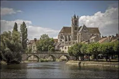 Cette petite ville de 4300 habitants, située dans le sud de la Seine-et-Marne, près de Fontainebleau, c'est Moret sur ...