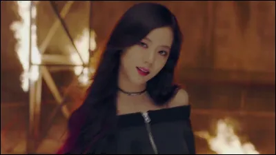 Dans quels MV Jisoo a-t-elle les cheveux rouges ?