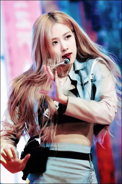 Dans quels MV Rosé est-elle assise sur la terre ?